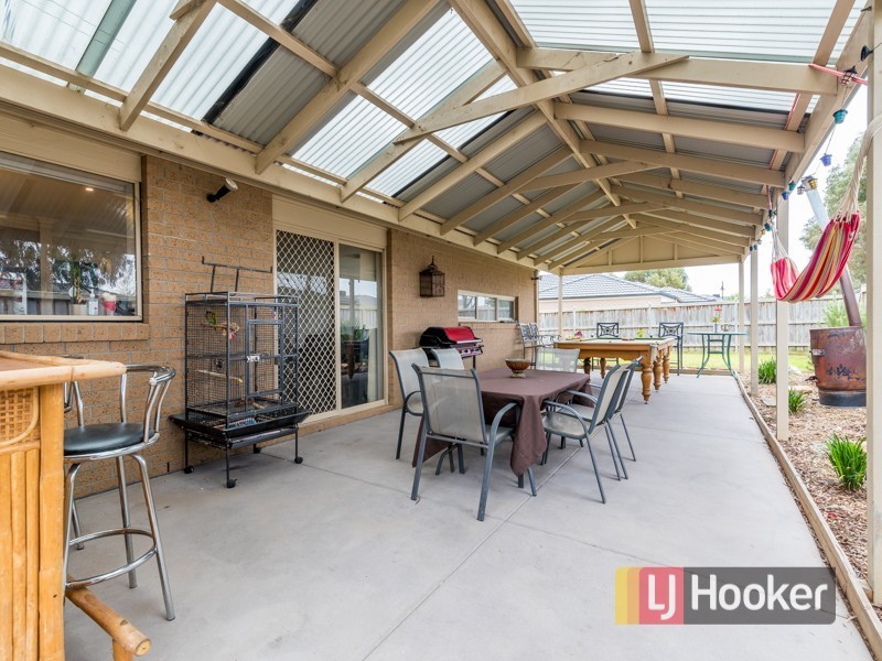 27 Bushranger Boulevard, Cranbourne East VIC 3977