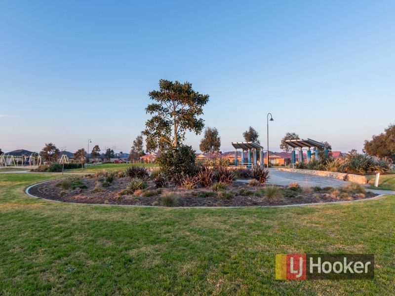 27 Bushranger Boulevard, Cranbourne East VIC 3977