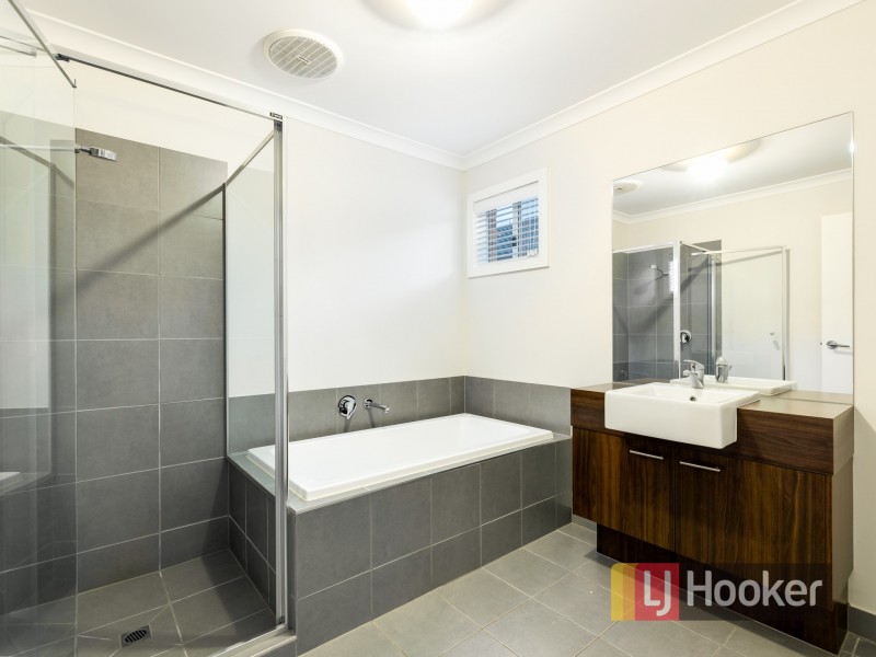 39 Falabela Road, Clyde North VIC 3978