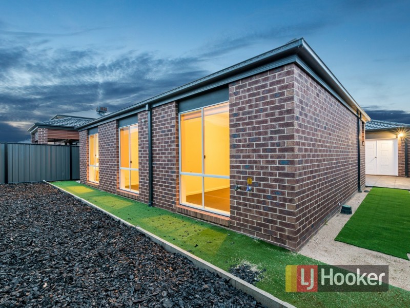 39 Falabela Road, Clyde North VIC 3978