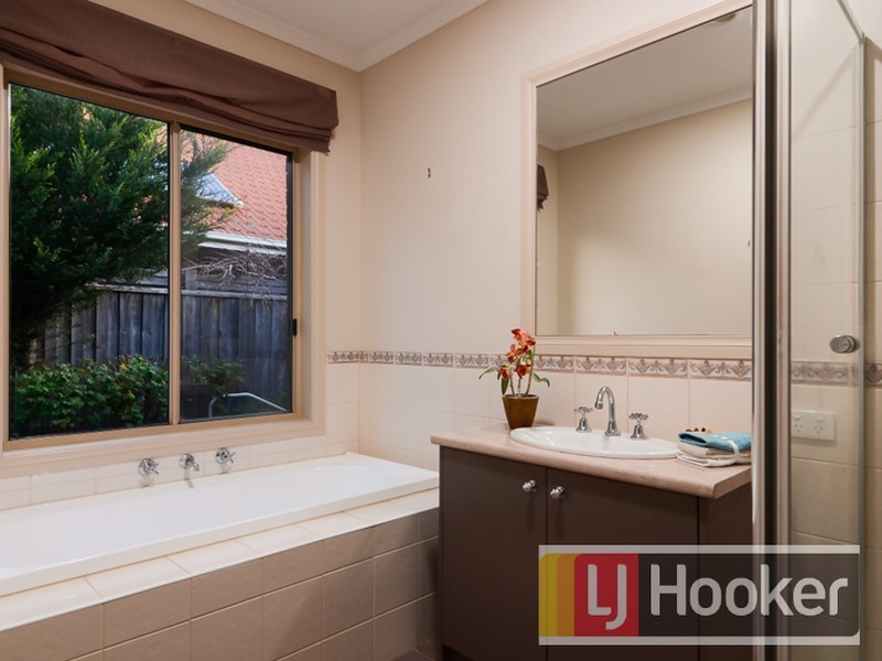 2 Hamdon Green, Berwick VIC 3806