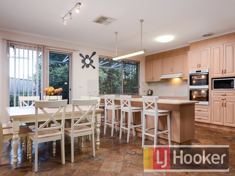 10 Outlook Drive, Berwick VIC 3806