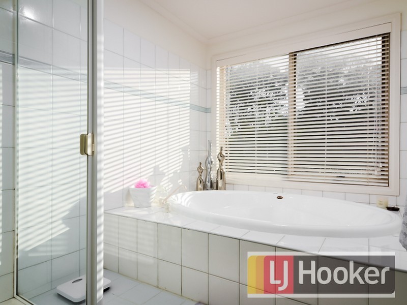 10 Outlook Drive, Berwick VIC 3806