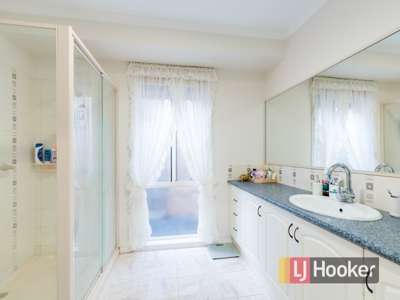 27 Hammerwood Green, Beaconsfield VIC 3807