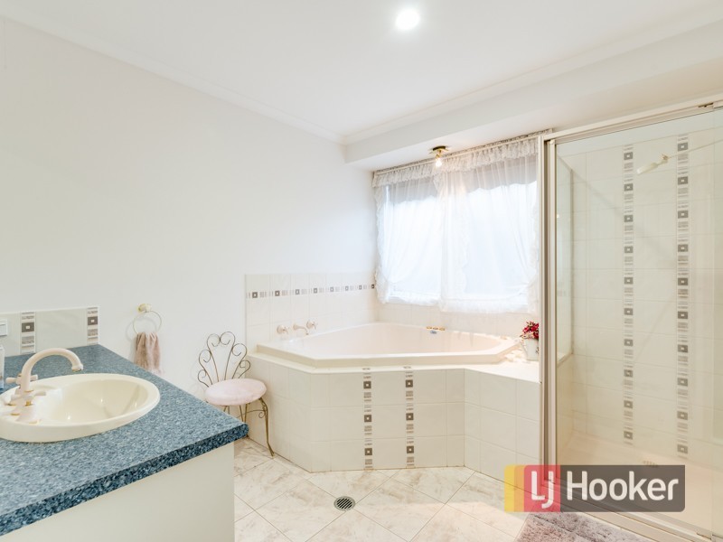 27 Hammerwood Green, Beaconsfield VIC 3807