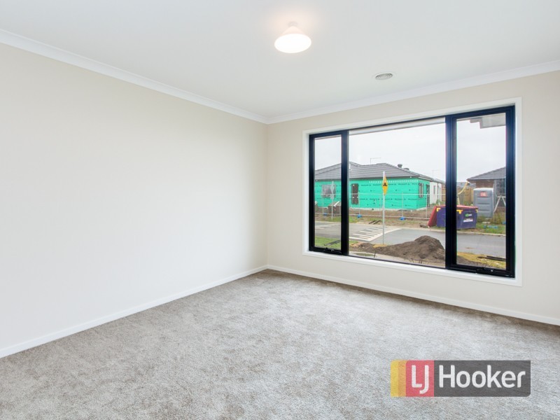 12 Walbrook Drive, Clyde North VIC 3978