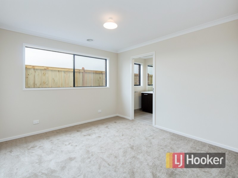 12 Walbrook Drive, Clyde North VIC 3978