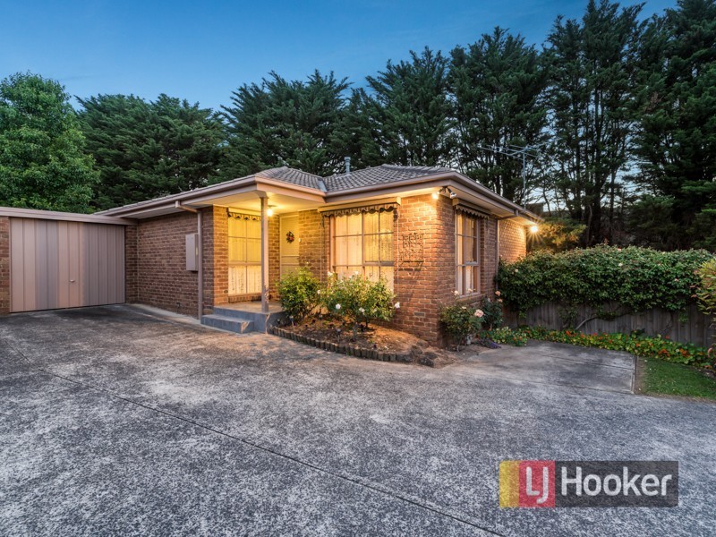 2/74 Collins Crescent, Berwick VIC 3806