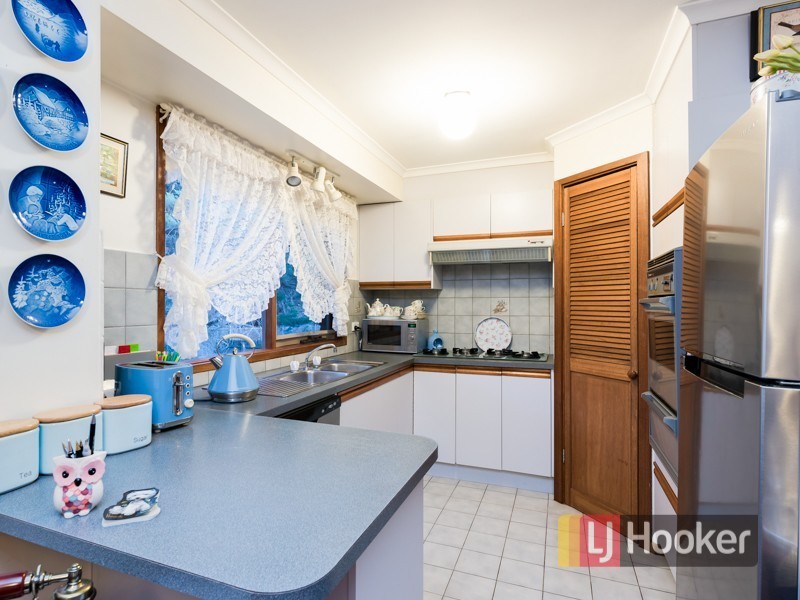 2/74 Collins Crescent, Berwick VIC 3806