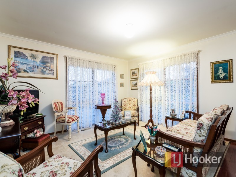 2/74 Collins Crescent, Berwick VIC 3806