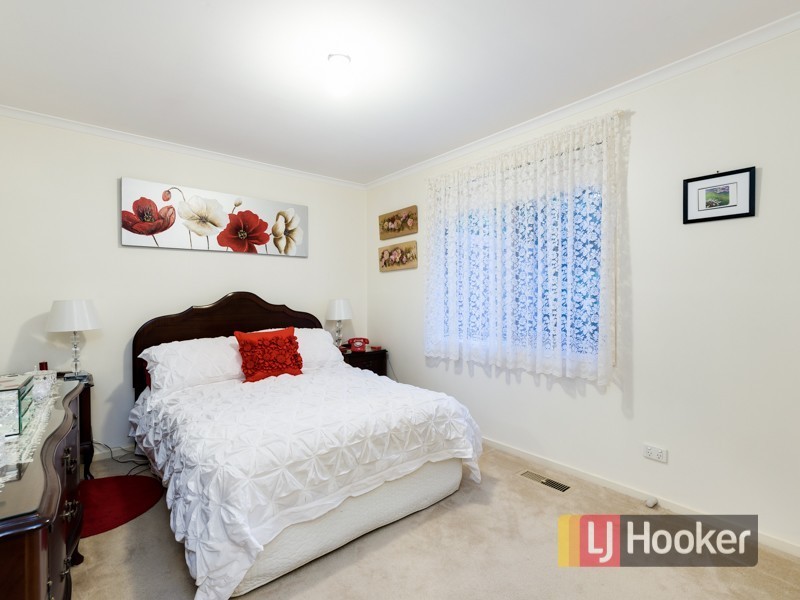 2/74 Collins Crescent, Berwick VIC 3806