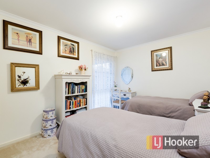 2/74 Collins Crescent, Berwick VIC 3806