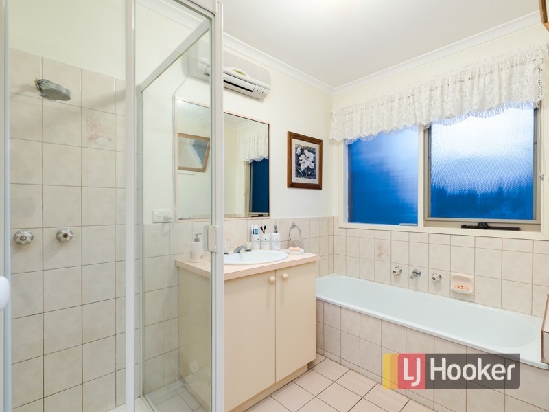 2/74 Collins Crescent, Berwick VIC 3806