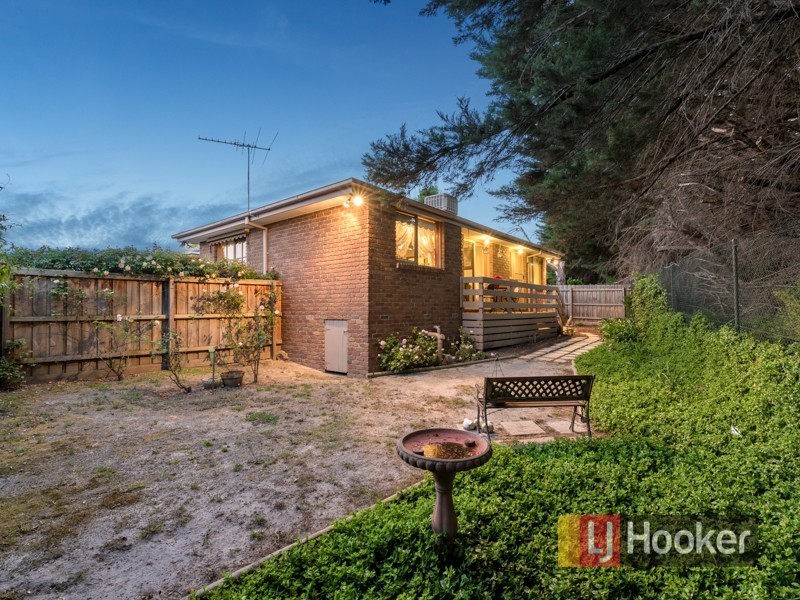 2/74 Collins Crescent, Berwick VIC 3806