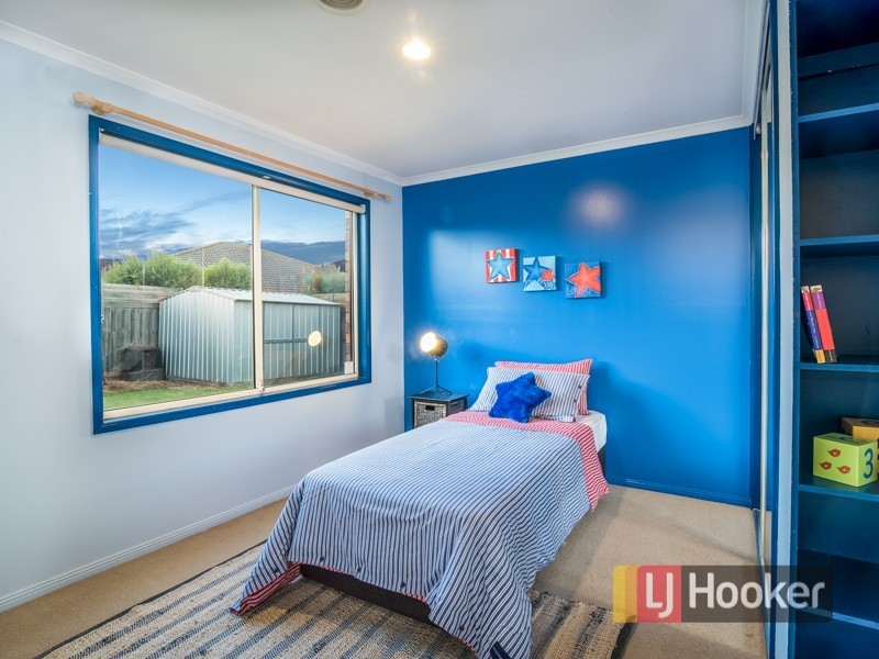 11 Chatswood Drive, Narre Warren South VIC 3805