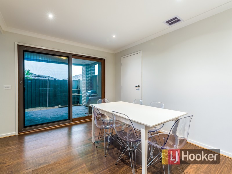5 Fleuve Rise, Clyde North VIC 3978