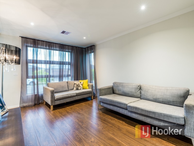 5 Fleuve Rise, Clyde North VIC 3978