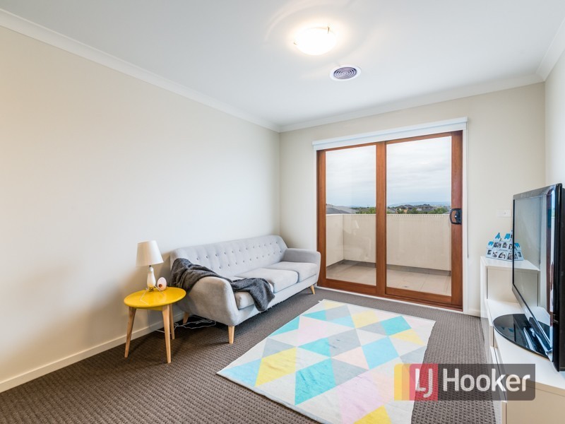 5 Fleuve Rise, Clyde North VIC 3978