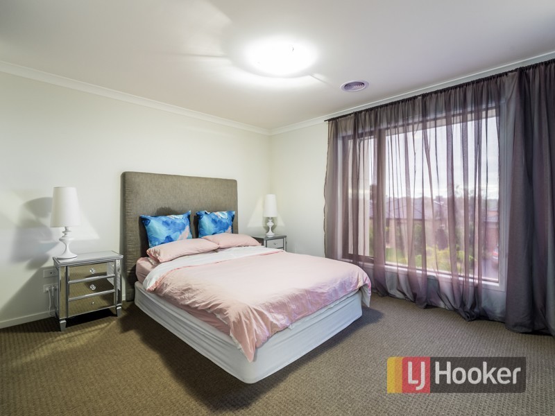 5 Fleuve Rise, Clyde North VIC 3978