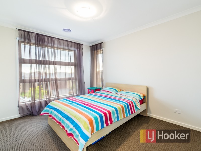 5 Fleuve Rise, Clyde North VIC 3978