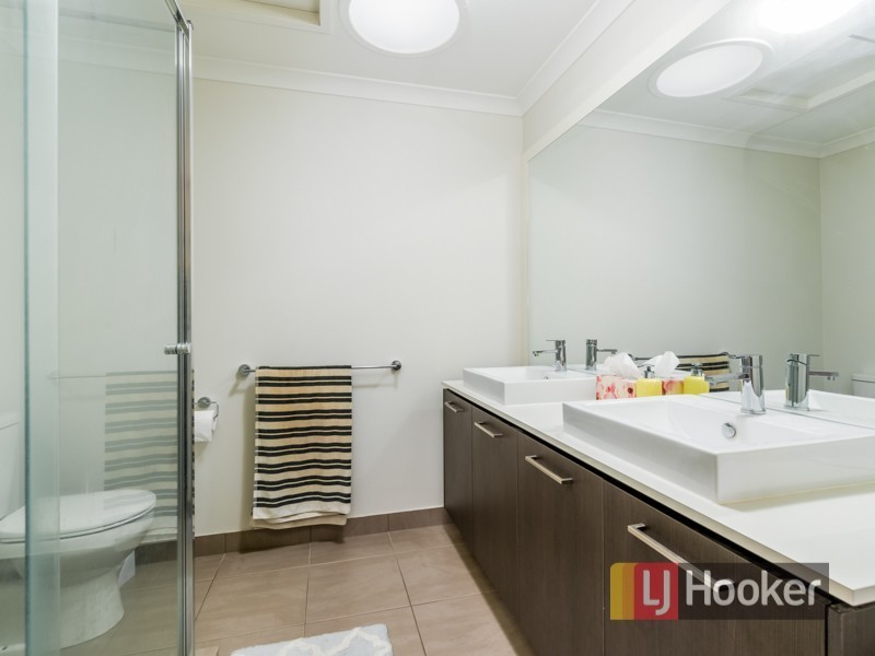 5 Fleuve Rise, Clyde North VIC 3978