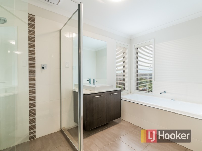 5 Fleuve Rise, Clyde North VIC 3978