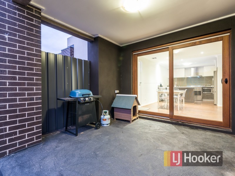 5 Fleuve Rise, Clyde North VIC 3978