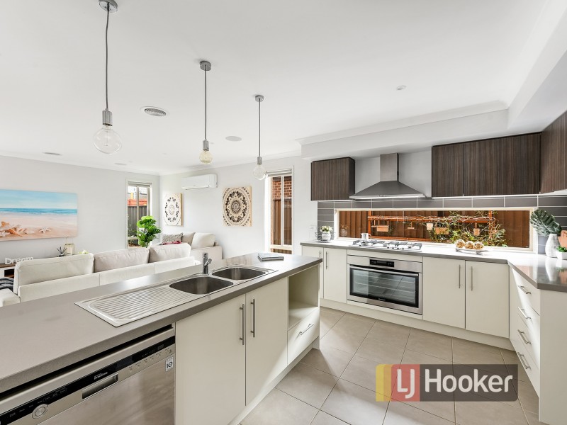 39 Burford Way, Cranbourne North VIC 3977