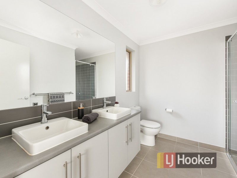 39 Burford Way, Cranbourne North VIC 3977