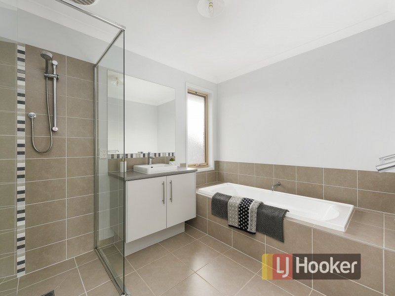 39 Burford Way, Cranbourne North VIC 3977