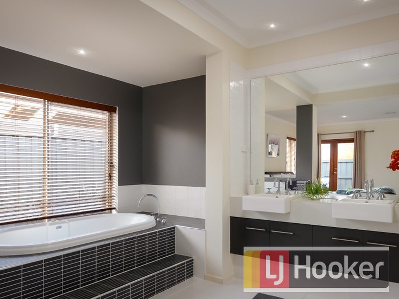 94 Skyline Way, Berwick VIC 3806