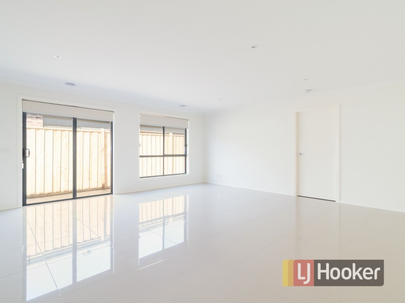 24 Teneriffe Court, Cranbourne North VIC 3977