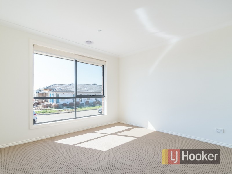 24 Teneriffe Court, Cranbourne North VIC 3977