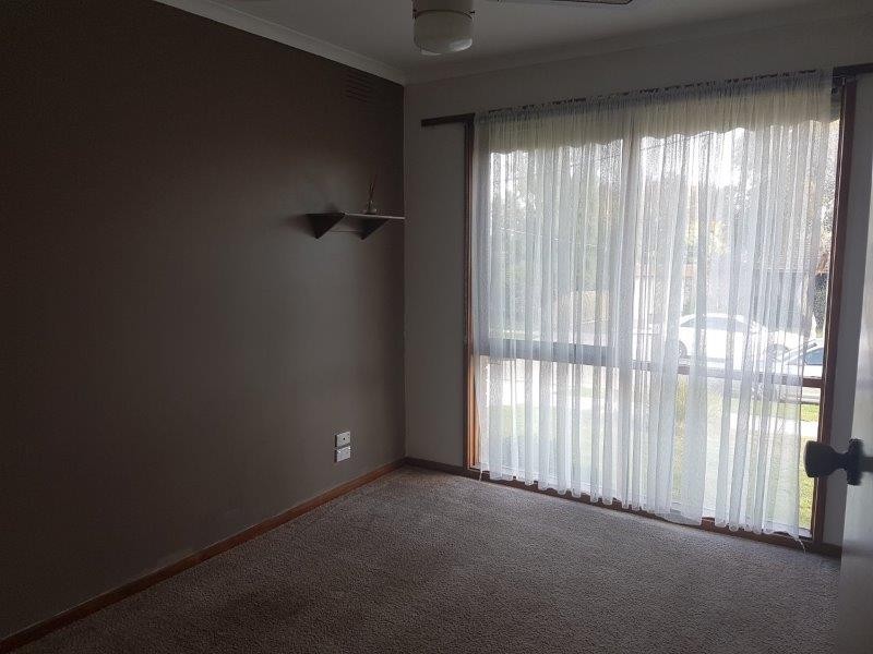 8 Meadow Wood Walk, Narre Warren VIC 3805