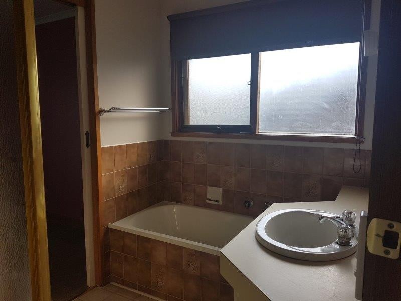 8 Meadow Wood Walk, Narre Warren VIC 3805