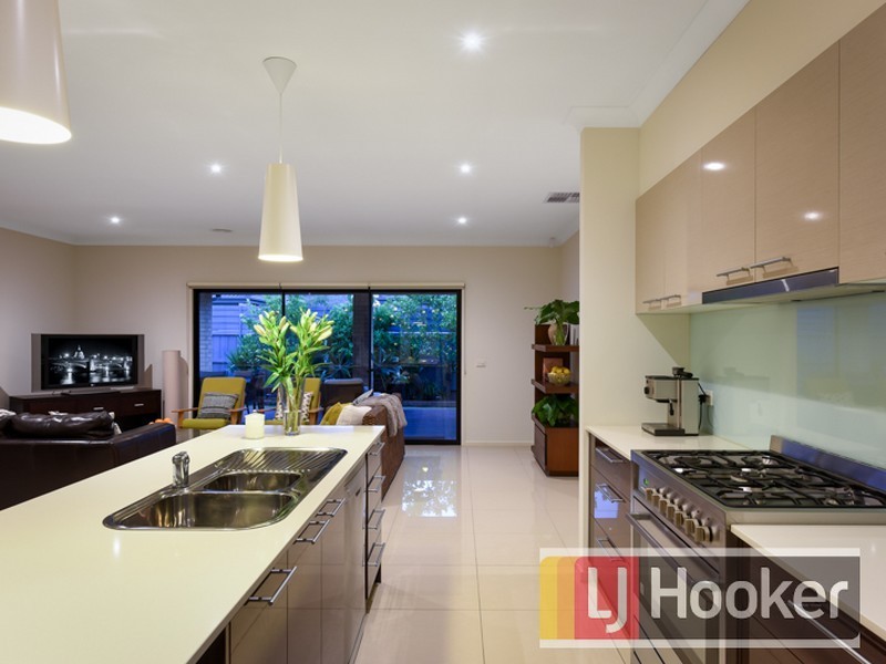 34 Mountain View Boulevard, Cranbourne North VIC 3977