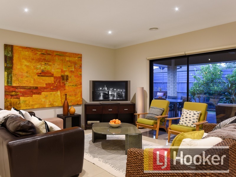 34 Mountain View Boulevard, Cranbourne North VIC 3977