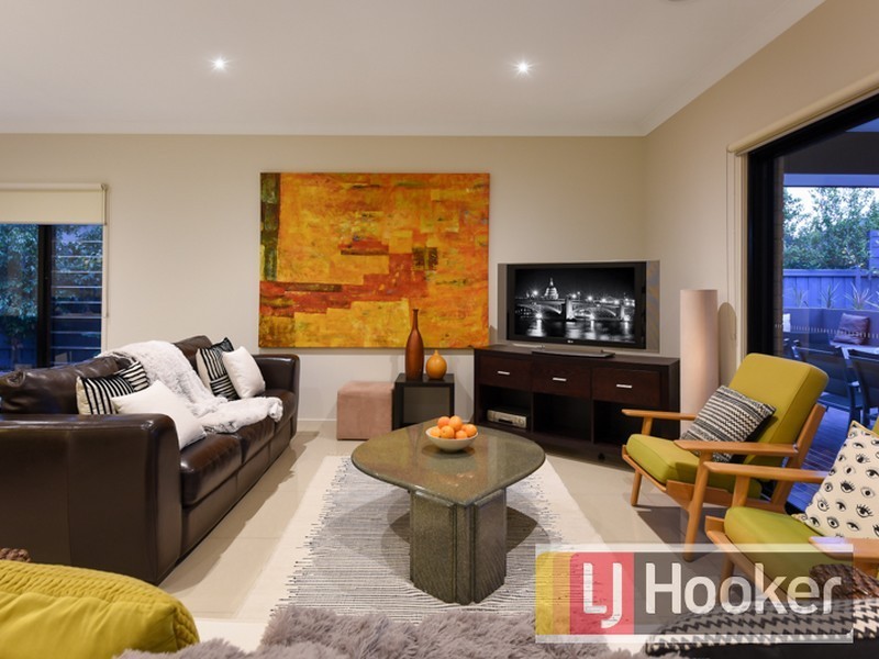 34 Mountain View Boulevard, Cranbourne North VIC 3977