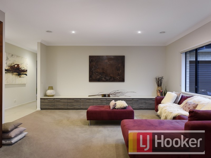 34 Mountain View Boulevard, Cranbourne North VIC 3977