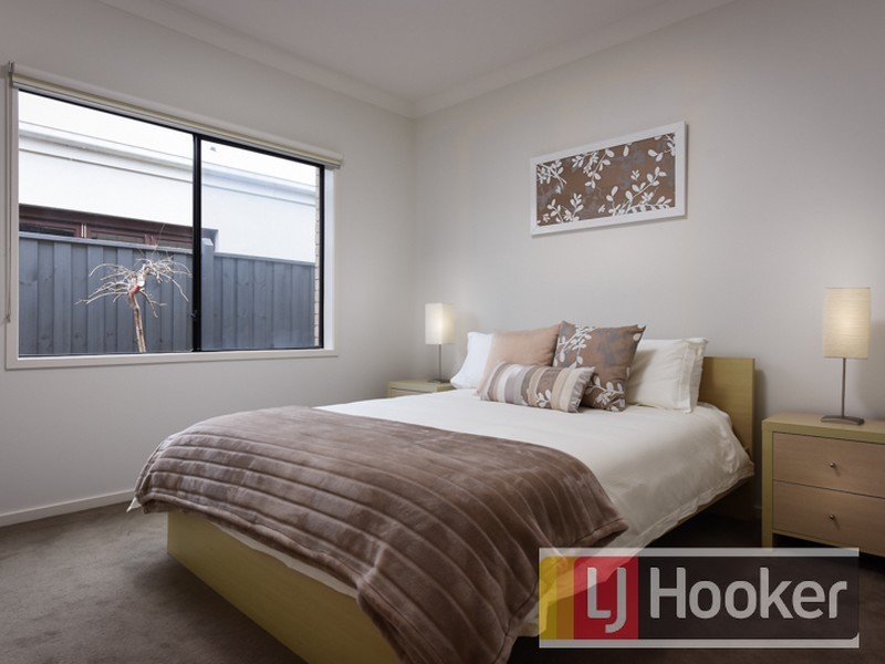 34 Mountain View Boulevard, Cranbourne North VIC 3977