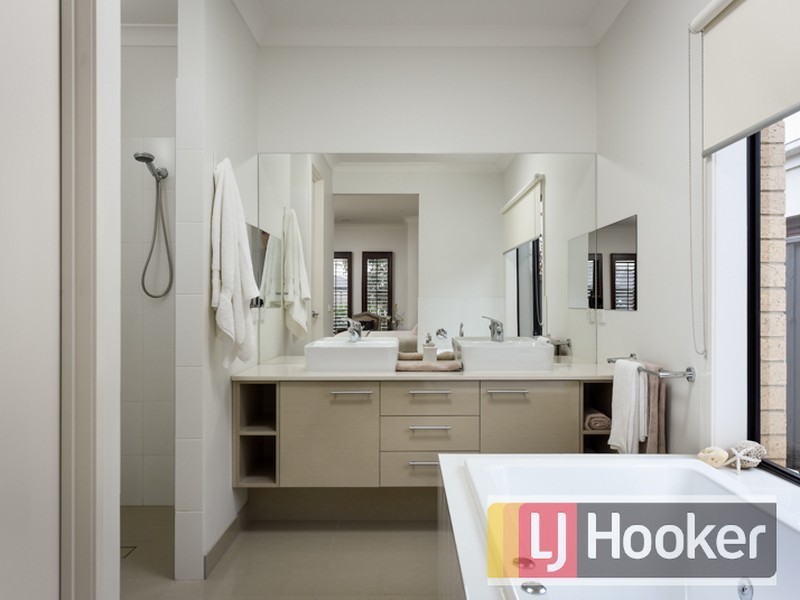 34 Mountain View Boulevard, Cranbourne North VIC 3977