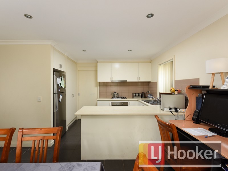 2/11 Laburnum Grove, Doveton VIC 3177