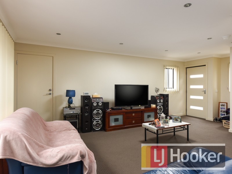 2/11 Laburnum Grove, Doveton VIC 3177