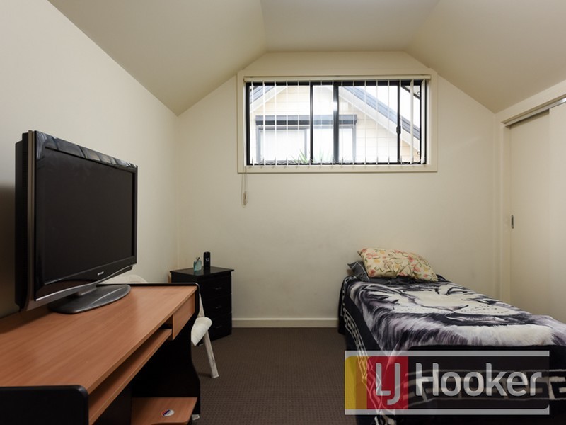 2/11 Laburnum Grove, Doveton VIC 3177