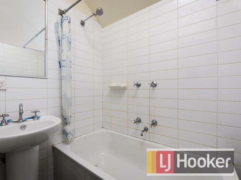 2/11 Laburnum Grove, Doveton VIC 3177