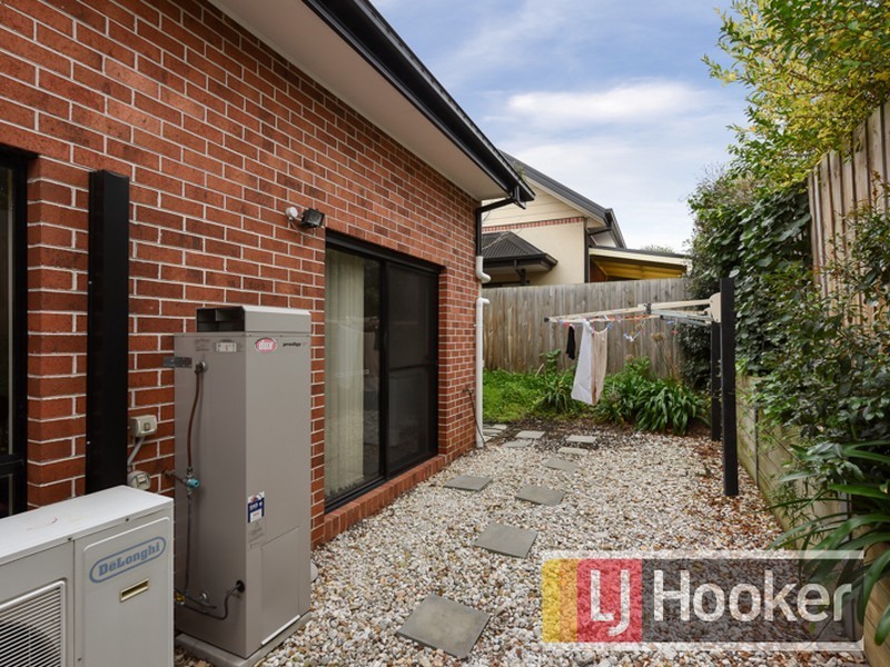 2/11 Laburnum Grove, Doveton VIC 3177