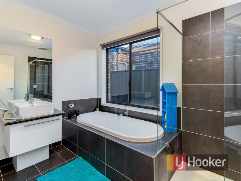 23 Westphalian Rise, Clyde North VIC 3978