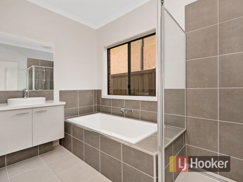 48 Cottongrass Avenue, Clyde North VIC 3978