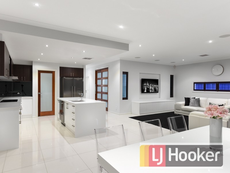 14 Black Caeser Drive, Cranbourne East VIC 3977