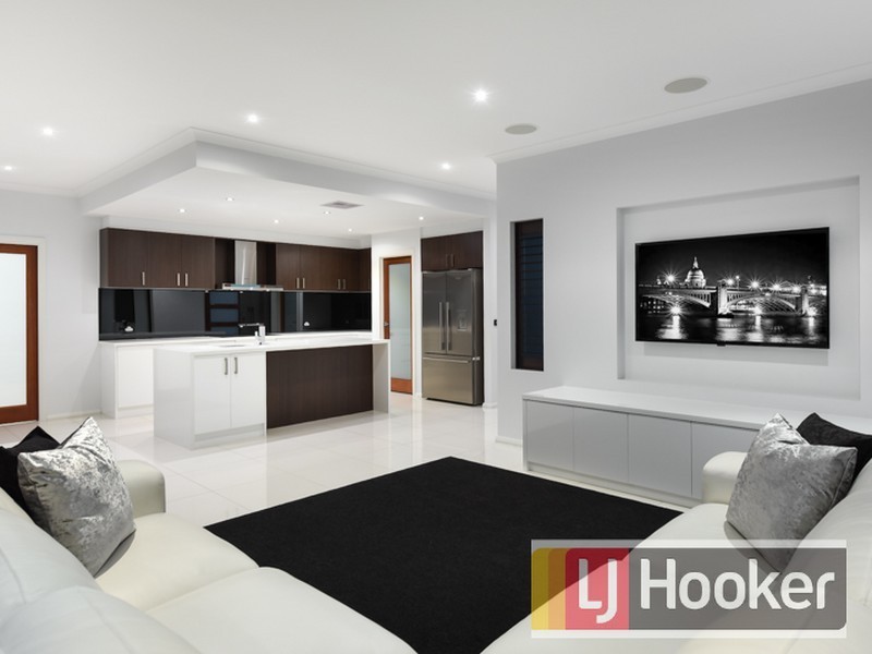 14 Black Caeser Drive, Cranbourne East VIC 3977